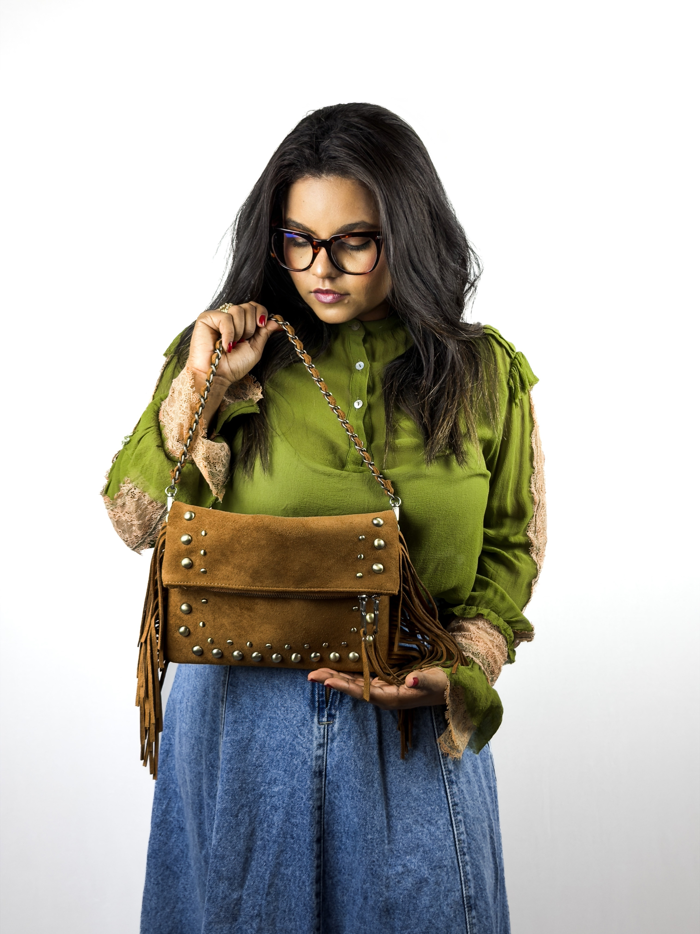 Mulher elegante com bolsa nude Nay Bags & Shoes